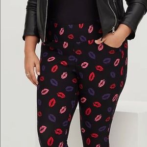 TORRID POCKET PIXIE PANT - LUXE PONTE LIPS BLACK 2X